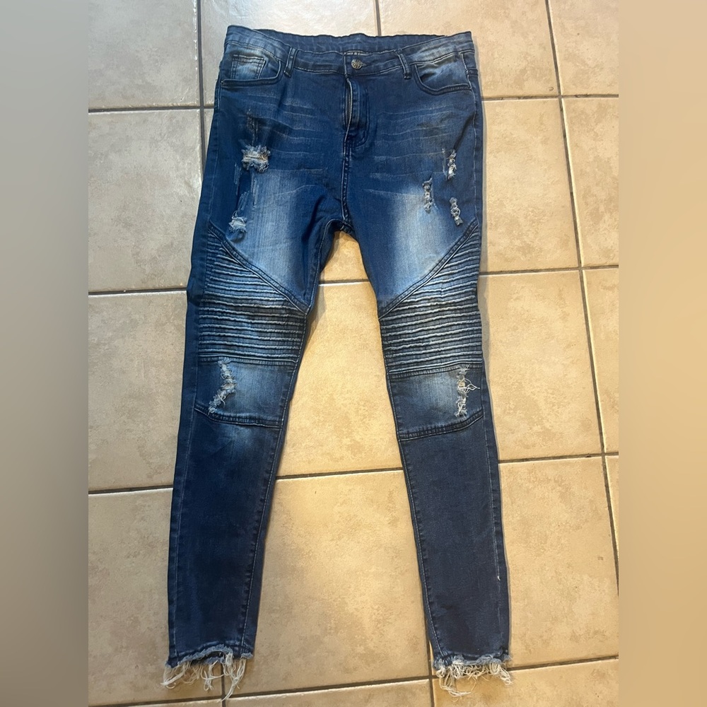 Size xl distressed ankle pants